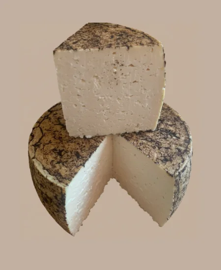 Pieza de queso madurado Concha Negra | Queso artesanal venezolano de sabor intenso