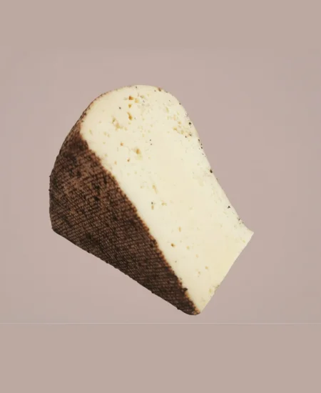 Queso madurado concha negra por trozo | Queso venezolano artesanal de sabor fuerte y textura compacta